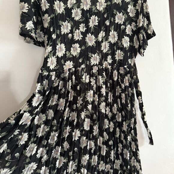 90s Vintage NEVER SAY CAN'T | Black Daisy Print Babydoll Pleated Dress | Medium - Picture 7 of 8